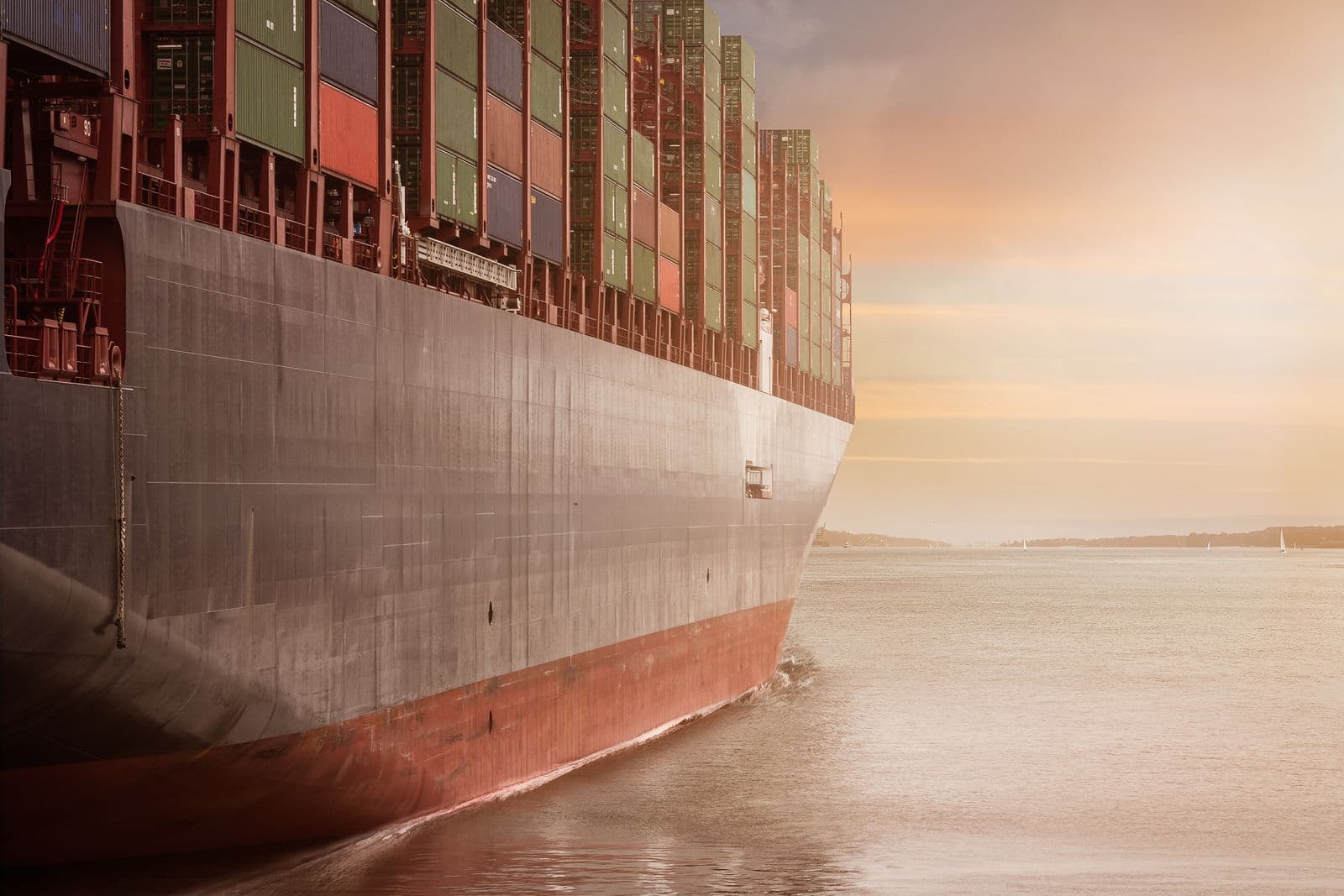 Porte-conteneurs en mer au coucher du soleil — chaîne logistique export.